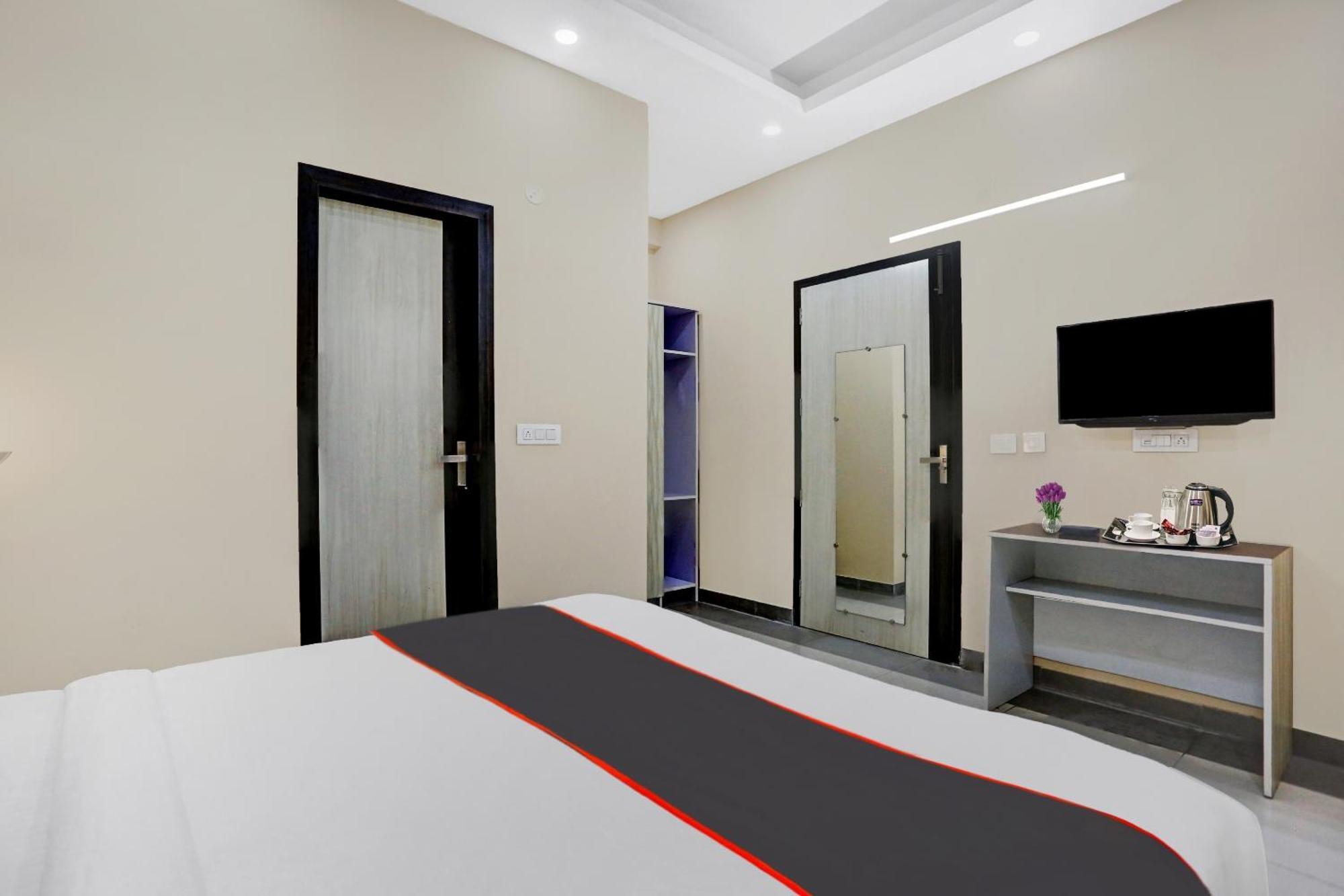 Collection O Metro View Ashok Vihar Near Shalimar Bagh Metro Station Hotel Ню Делхи Екстериор снимка