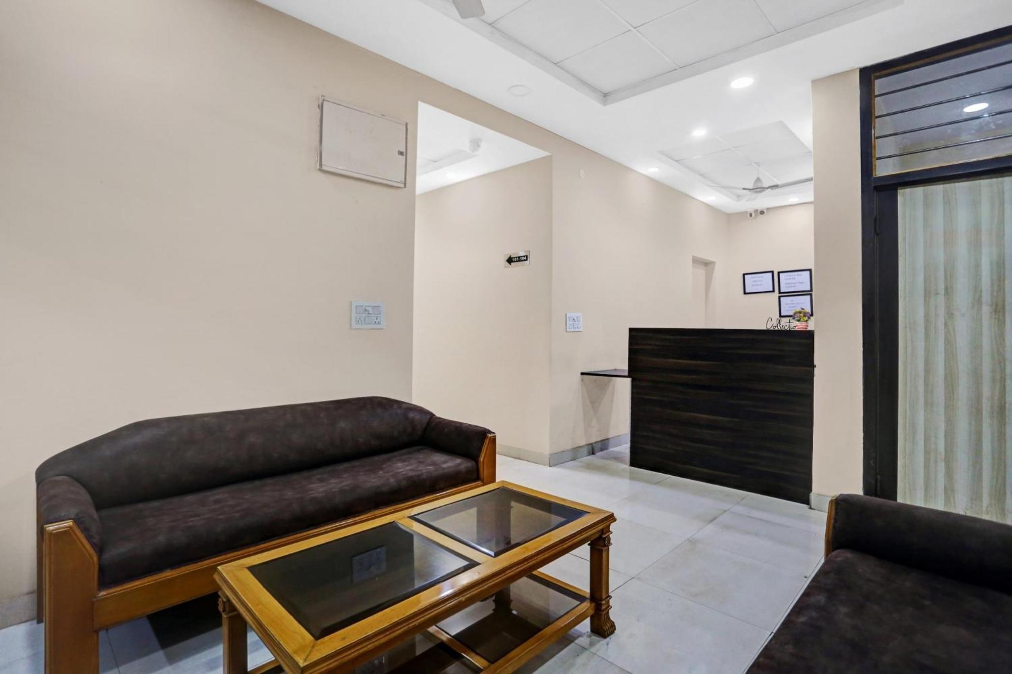 Collection O Metro View Ashok Vihar Near Shalimar Bagh Metro Station Hotel Ню Делхи Екстериор снимка
