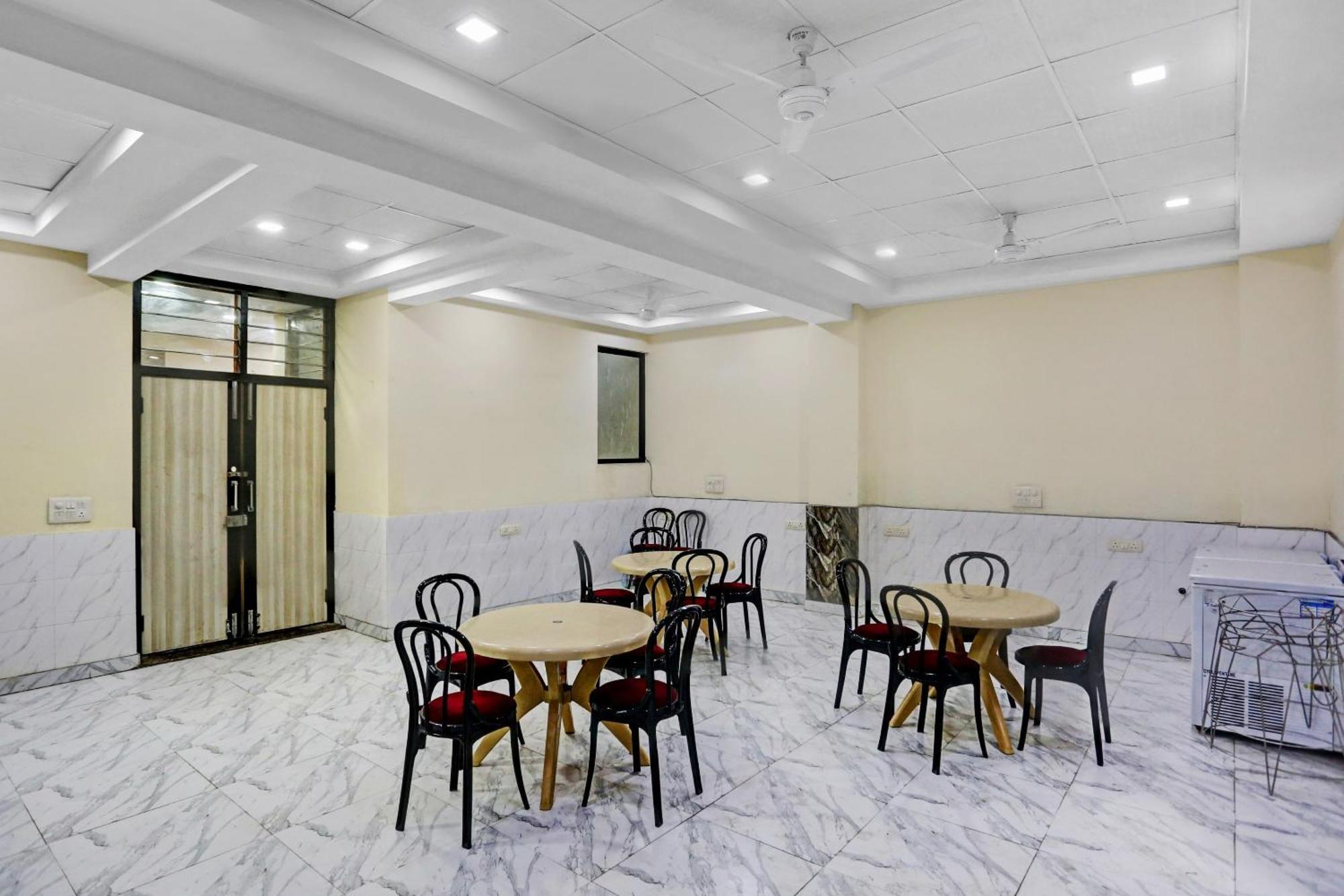 Collection O Metro View Ashok Vihar Near Shalimar Bagh Metro Station Hotel Ню Делхи Екстериор снимка