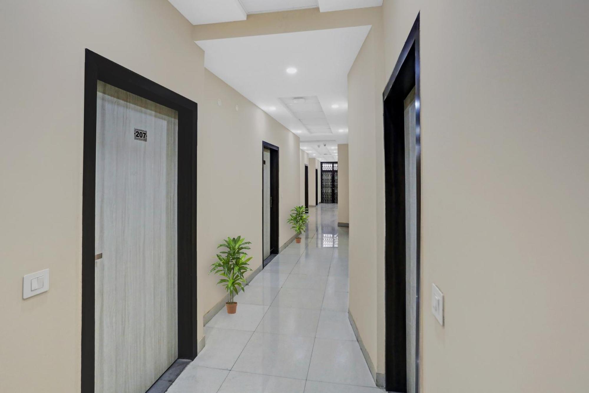 Collection O Metro View Ashok Vihar Near Shalimar Bagh Metro Station Hotel Ню Делхи Екстериор снимка