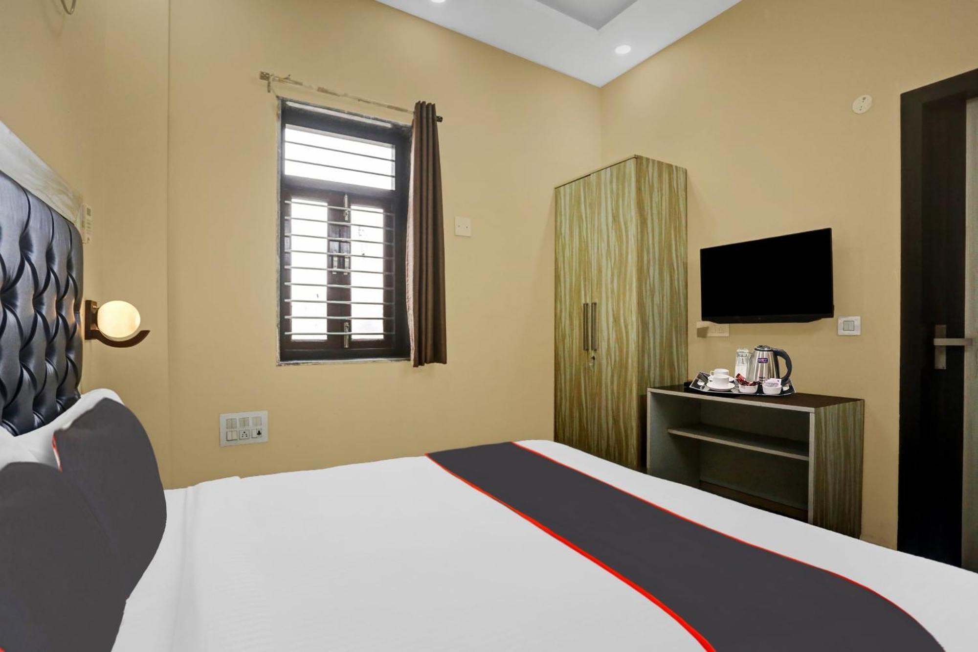 Collection O Metro View Ashok Vihar Near Shalimar Bagh Metro Station Hotel Ню Делхи Екстериор снимка